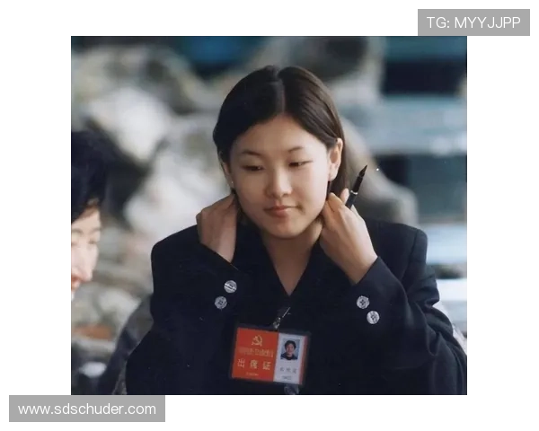 伏明霞喝咖啡得用金勺子？听说家里连月光都奢侈得不敢开灯